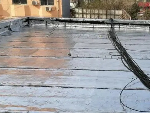 兴安盟卫生间漏水维修公司分享下兴安盟屋面楼顶防水刚性防水层施工要点。